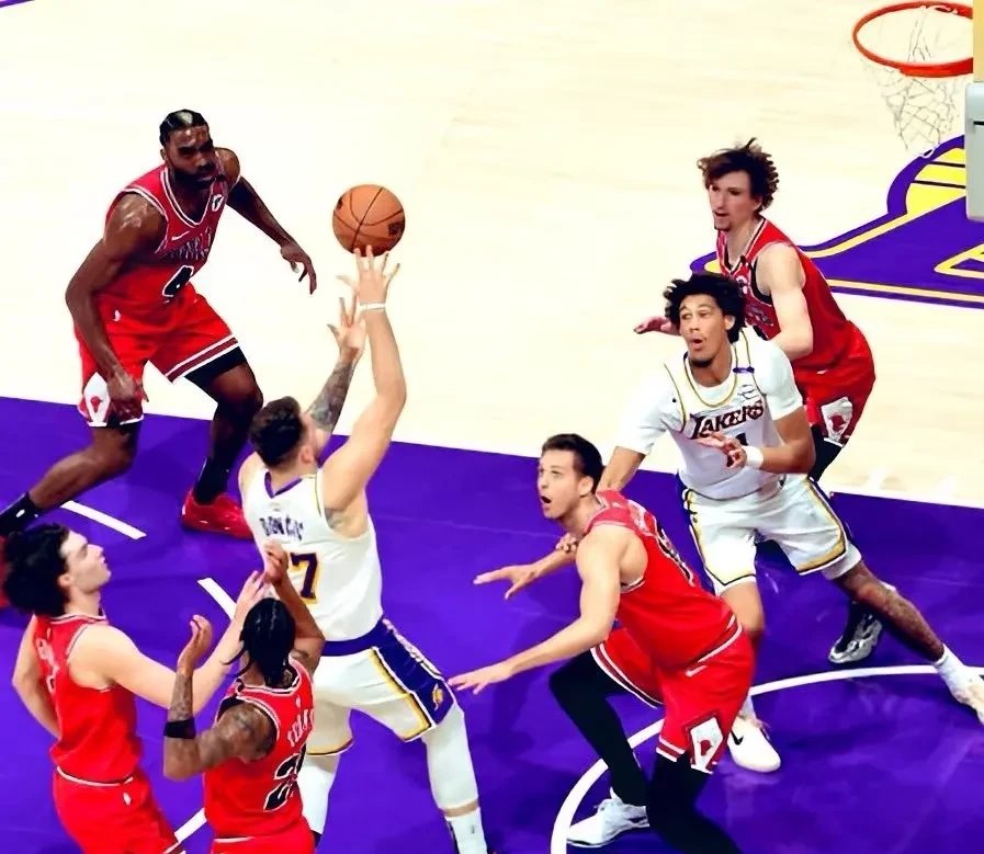 包含篮球赛场上的激烈角逐,谁将笑到最后?的词条 包含篮球赛场上的激烈角逐,谁将笑到最后?的词条