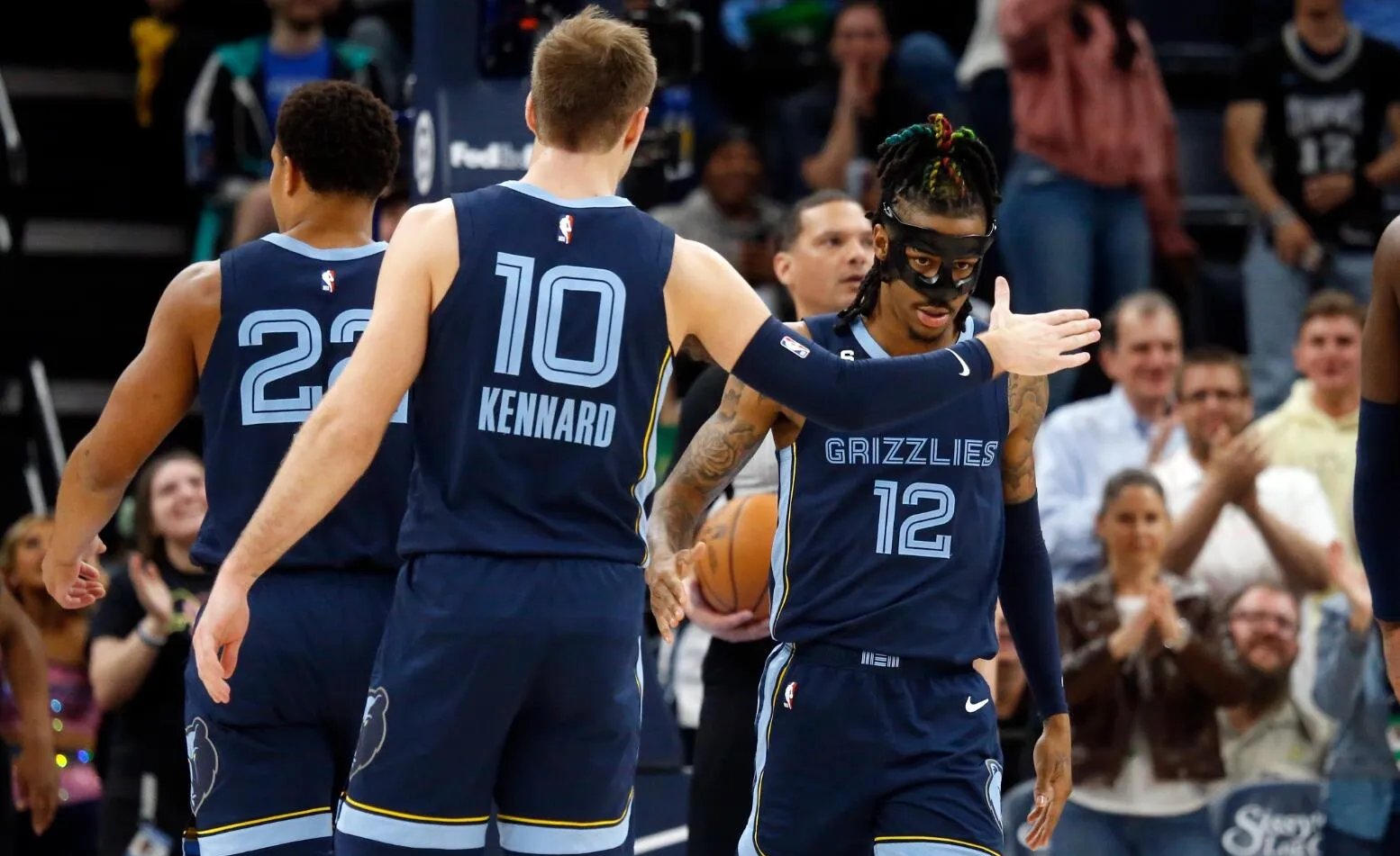 包含灰熊队连胜赛第十场，正势不可挡地前进的词条