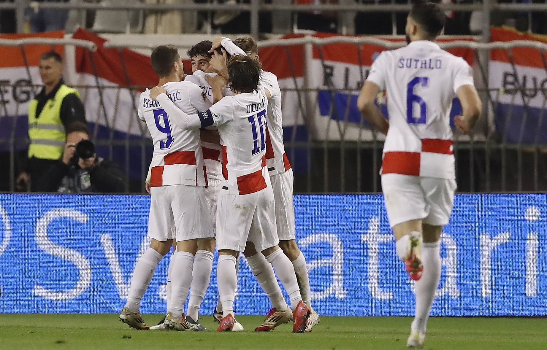 荷兰客场大胜克罗地亚,场面一边倒 荷兰客场大胜克罗地亚,场面一边倒