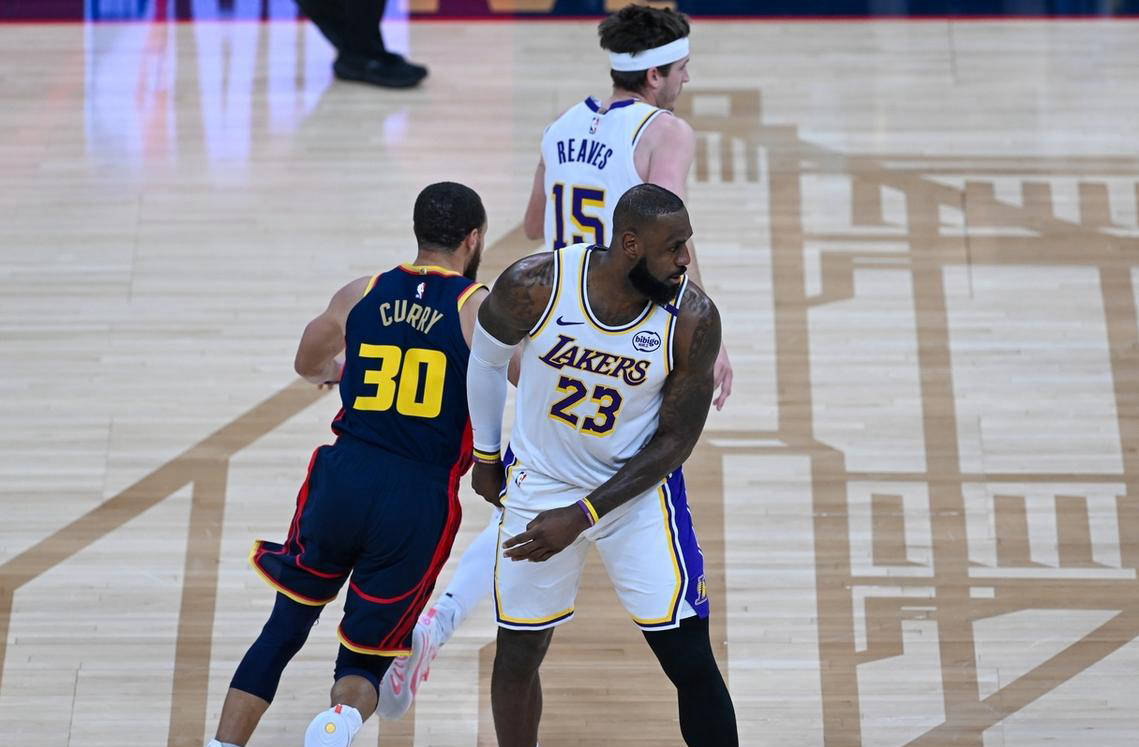 湖人全队发挥出色,取得胜利! 湖人全队发挥出色,取得胜利!