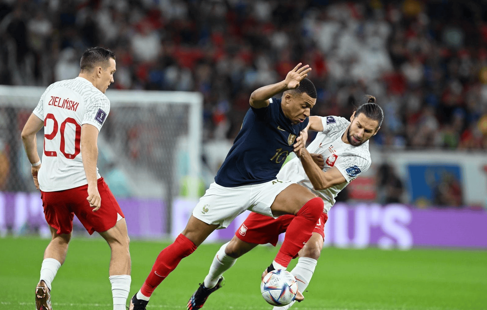 波兰vs英国:巨星对决燃爆全场 波兰vs英国:巨星对决燃爆全场