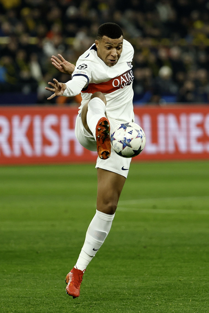 关于巴黎圣日耳曼队中场发挥出色，成为比赛关键人物的信息