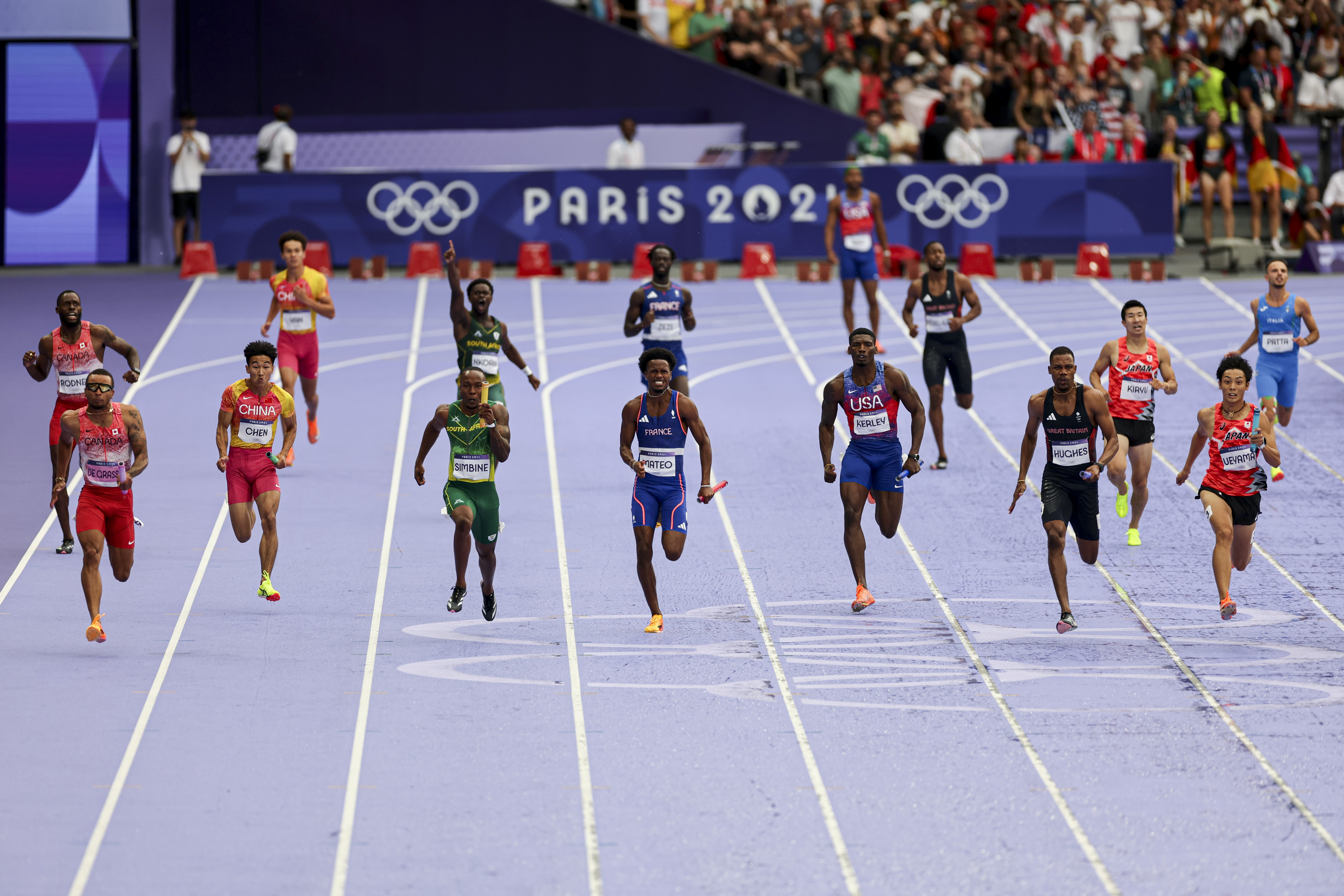 田径比赛现场火爆,美国选手刷新纪录夺冠 田径比赛现场火爆,美国选手刷新纪录夺冠