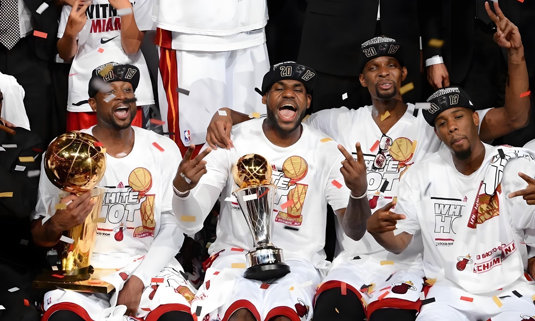 九游体育app-比赛结束后，双方队员们抱团庆祝属于他们的胜利的简单介绍