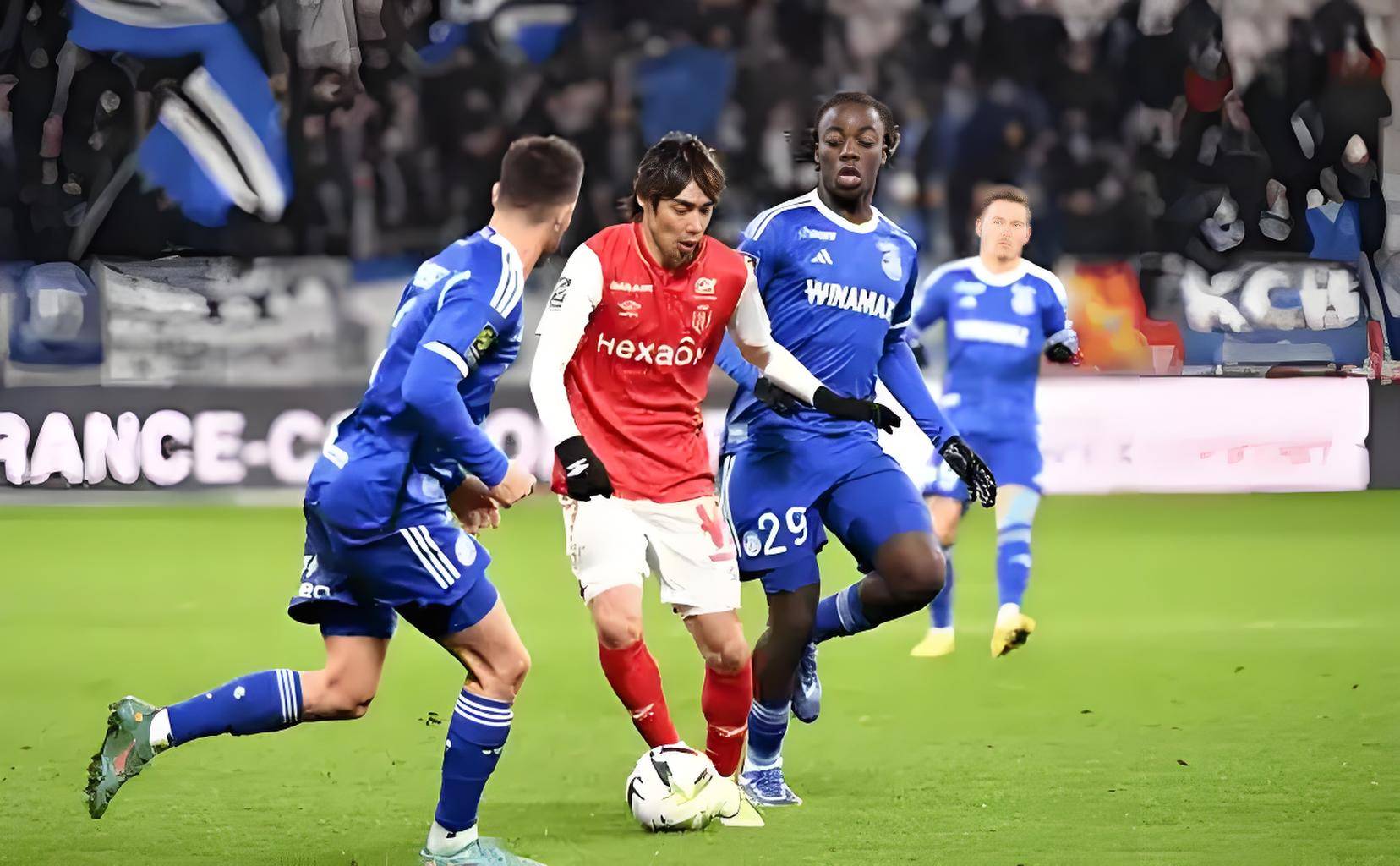 斯特拉斯堡队球员奋力拼抢，致力保持不败纪录的简单介绍