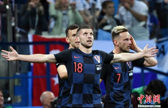 包含法国负于意大利，出线形势岌岌可危的词条